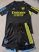 Arsenal kids Football Kit Age 11-12 in very Condition Check my page 