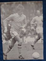 COLIN BELL- MANCHESTER CITY & ENGLAND BURY FOOTBALL HAND  SIGNED MAG PIC 11x8