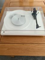 Pro-Ject Debut Carbon Belt Drive Turntable White Excellent Condition with Box