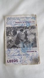 FEATHERSTONE ROVERS VS LEEDS SEPT 1978 PROGRAMME - SIGNED BY BOTH RUGBY TEAMS