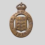 ORIGINAL WW1 ON WAR SERVICE 1915 BRASS LAPEL BADGE 4588 J A WYLIE
