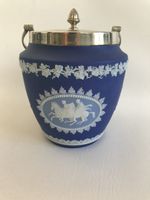 WEDGWOOD TRI-COLOURED JASPERWARE BISCUIT BARREL IN EXCELLENT CONDITION C1881