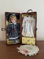 Vintage Trudy Traveller Porcelain Doll Wardrobe Trunk Case + 3 Outfits & Stand