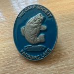 GENUINE ** The Carp Society FARRIERS LAKE Oval pin badge - NEW..