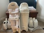 Mens cricket batting pads and gloves bundle. Right hand only.