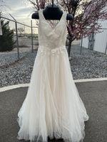 Davids Bridal Ivychanp , Sleeveless Wedding Dress Size 2.