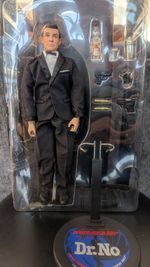 Sideshow James Bond 007 and Dr No figures