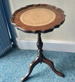 Vintage Mahogany Pie Crust Leather Top Tripod Occasional Wine Table Regencycore