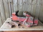 An Old Vintage Woden Heavy Duty Engineers Bench Mounted Vice 186b/5 Made England