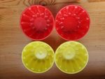 4 Vintage retro plastic daisy jelly moulds red yellow