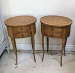 PAiR OF ELEGANT VINTAGE FRENCH MARQUETRY BEDSIDE TABLES