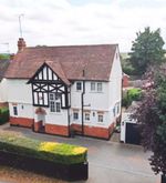 5 bedroom Detached House For Sale Close to train Station and Schools