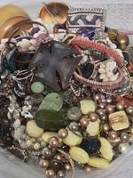 3 KG BROKEN COSTUME &VINTAGE JEWELLERY FOR CRAFT