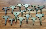 16  VINTAGE CLOCK WINDING KEYS, VARIOUS SIZES,  BRASS.