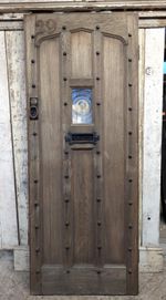 A RECLAIMED OAK GOTHIC STYLE DOOR FOR USE AS GATE / FILM SET PROP / DECOR DE1046