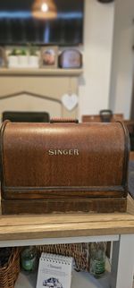 Singer sewing machine with the F7518276 series, manufactured in 1917