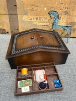 VINTAGE 1930S WOODEN SEWING BOX & SEWING ACCESSORIES WITH LIFT OUT TRAY