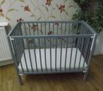 ONE HAND DROPSIDE MINI SPACE SAVER SMALL COT / GREY & 10CM MATTRESS