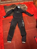Brand new aqualung wetsuit never used tags included