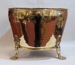 A LARGE SIZED VINTAGE ANTIQUE BRASS INDOOR JARDINIERE PLANT POT ON 3 BRASS FEET.