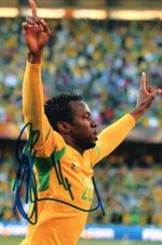 SOUTH ARICA, TOTTENHAM & PRESTON: BONGANI KHUMALO SIGNED 6x4 ACTION PHOTO+COA
