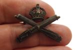 MILITARY BADGE MGC BRITISH ARMY MACHINE GUN CORPS 3.5CMS BY 2.5CMS (2059)