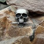 Metal skull with Fairbairn-Sykes Fighting Knife in mouthBadge