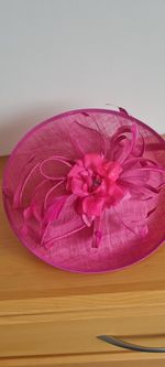 ladies wedding occasion/wedding fascinator used, cerise pink never used