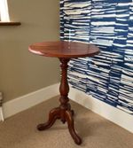 Antique Victorian Mahogany wood round occasional side table single pedestal