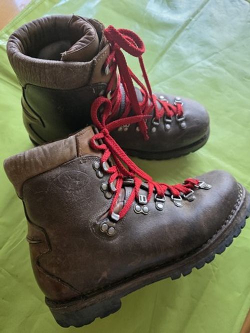 Meindl two stitched boots mountain boots vintage walking boots size 43 UK 9 brown 