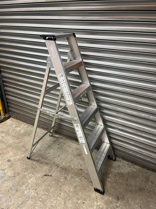 ALUMINIUM STEPS / STEPLADDER - 6 TRED — image 1