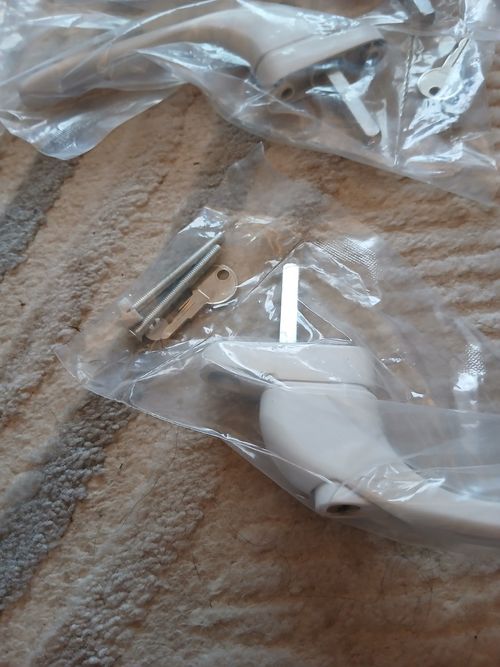 White Lockable Window Handle Set with Key - Includes Keys and Screws — image 3