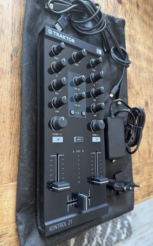 Native Instruments Traktor Kontrol Z1 2-Deck DJ Mixer Controller USB Black — image 2