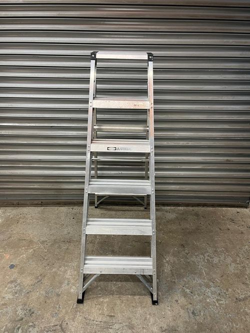 ALUMINIUM STEPS / STEPLADDER - 6 TRED — image 2