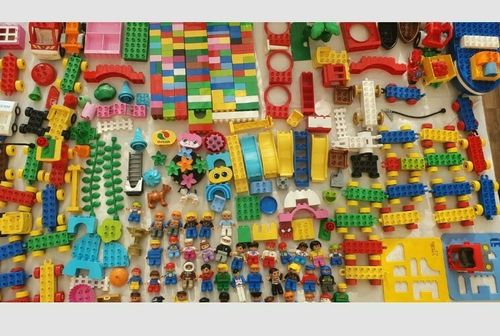 Lego duplo bundle 1kg +2 Figures , 1Car +random bricks !! Read Description!!! — image 1