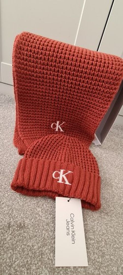 Calvin Klein Jeans Women’s 2pc Knit Beanie & Scarf Set Embroidered Logo Rust OS