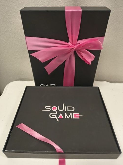 NEW RARE! SQUID GAME NETFLIX 12 PROMOTIONAL PRINTS + BOOK BOX SET PROMOTIONAL
