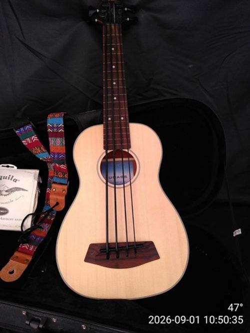 Kala U-BASS Spruce Top, mahogany back, electro-acoustic Bass Ukulele & hard case