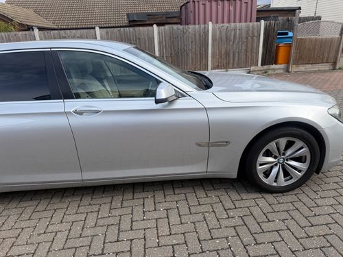BMW 740L — image 10