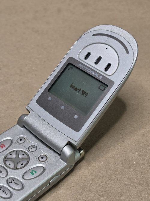 Motorola V66i Boxed Flip Mobile Phone Vintage Retro Collectable & Charger — image 2