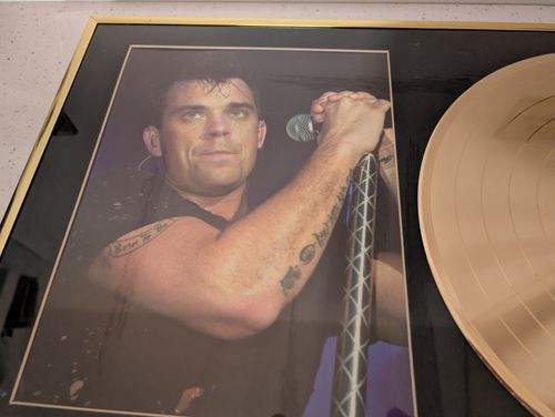 ROBBIE WILLIAMS LIVE AT KNEBWORTH 2003 GOLD DISC RECORD DISPLAY FRAMED — image 6