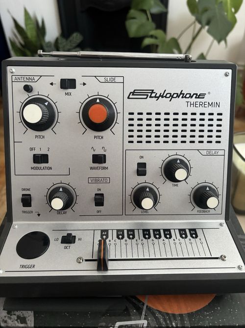 Stylophone Theremin Desktop Synthesiser w/ Speaker, Delay, Vibrato, USB — image 2
