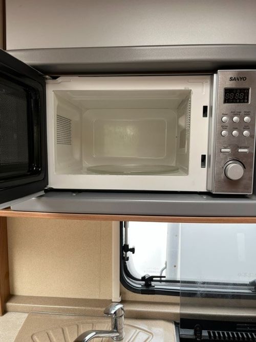 2012 SWIFT CONQUEROR  565 4 BERTH TOURING CARAVAN — image 15