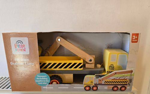 LITTLE TOWN WOODEN GRABBER LORRY CRANE BUMPER JCB STYLE TRUCK BRAND NEW — image 2