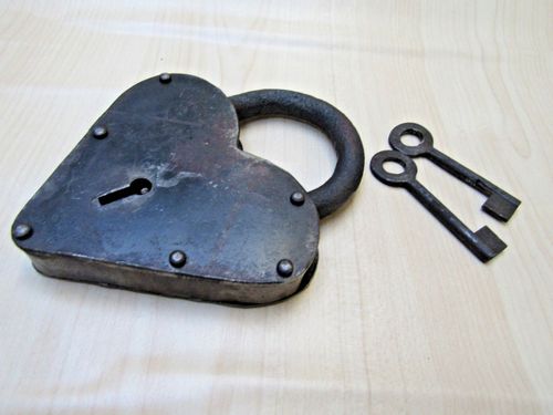CAST IRON PADLOCK  working Vintage Rustic old Pirate treasure Chest trunk Door — image 2