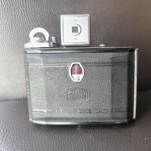Zeiss Ikon Ikonta 521 Vintage Folding Rollfilm Camera — image 4