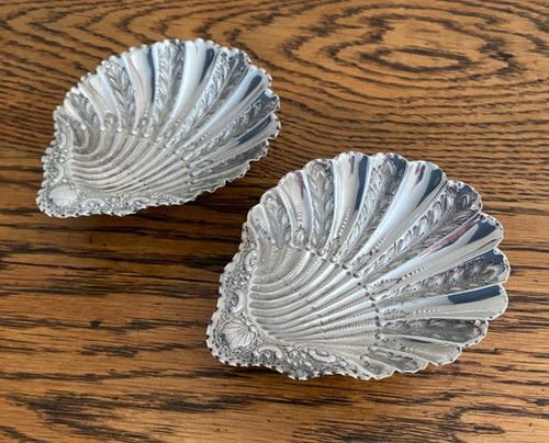 ANTIQUE 19TH C MATCHING PAIR OF JAMES DEAKIN SILVER PLATED SHELL FORM DISHES