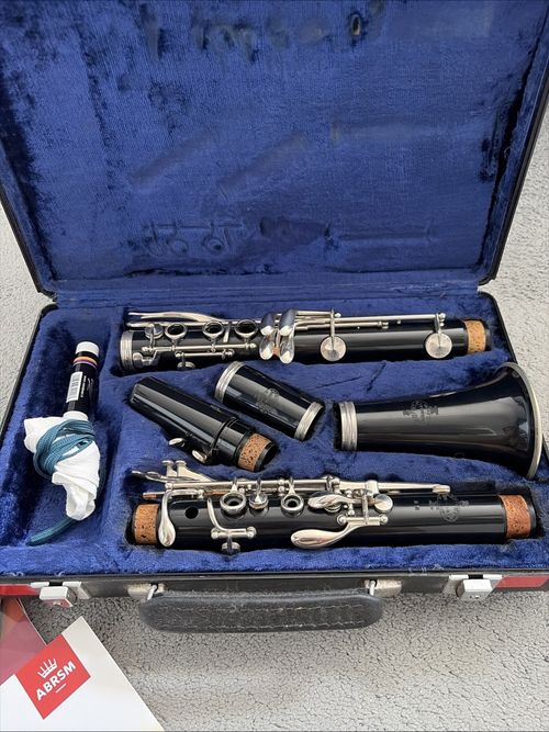 Buffet Crampon B Flat Clarinet with Hard Case Suitable for Beginners Bundle — image 3