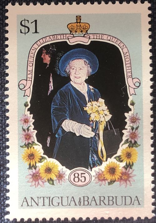 QUEEN MOTHER  -- STAMPS --   LIFE AND TIMES. --  PLUS THREE  MINI SHEETS — image 11