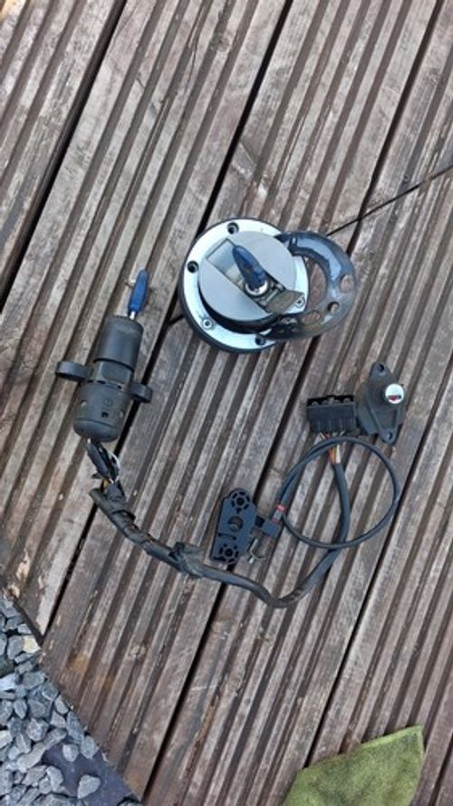 Triumph 955i Sprint ST Lockset Ignition Fuel Cap 2001 Read Description